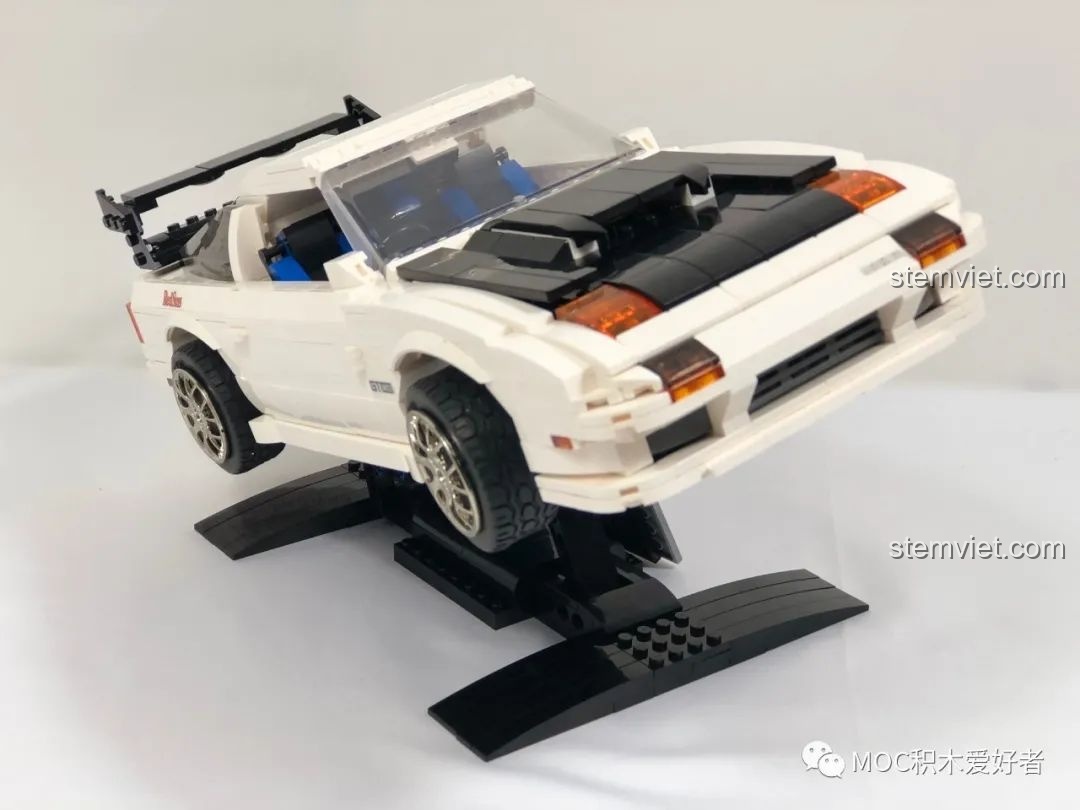 Ảnh cuối cùng của mô hình CaDA C61022 Mazda RX-7 FC3S, tổng kết vẻ đẹp và sự hoàn hảo của bộ lắp ráp.