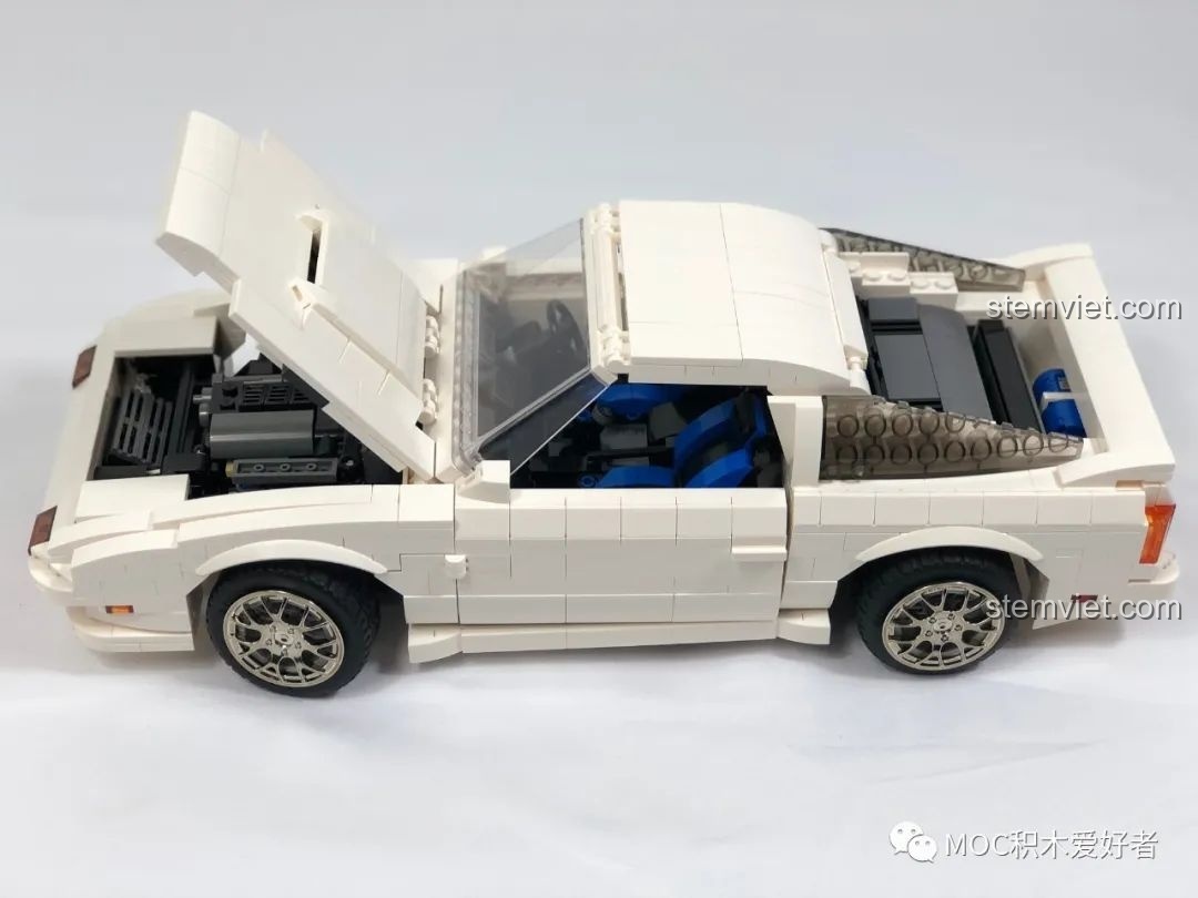 Góc nhìn tổng thể của mô hình CaDA C61022 Mazda RX-7 FC3S đã hoàn thiện, thể hiện thiết kế chân thực và tỉ mỉ.