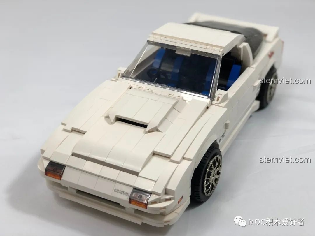 Góc nhìn 3/4 từ phía sau của mô hình CaDA C61022 Mazda RX-7 FC3S, thể hiện sự cân đối và mạnh mẽ của xe.