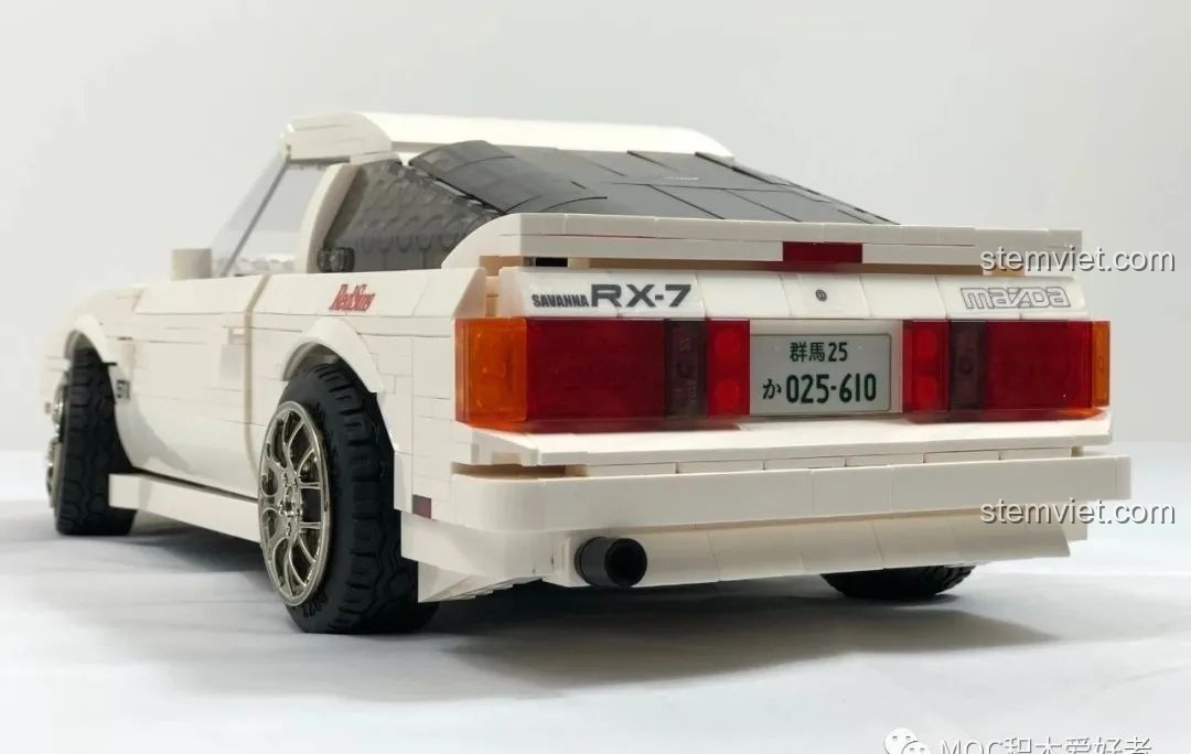 Góc nhìn 3/4 từ phía trước của mô hình CaDA C61022 Mazda RX-7 FC3S, thể hiện sự mạnh mẽ và sẵn sàng của xe.