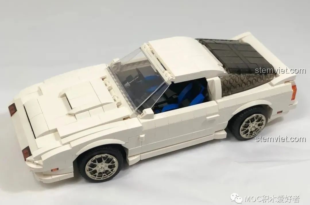 Phần đuôi xe của mô hình CaDA C61022 Mazda RX-7 FC3S, với đèn hậu đặc trưng và ống xả, tái hiện chân thực.