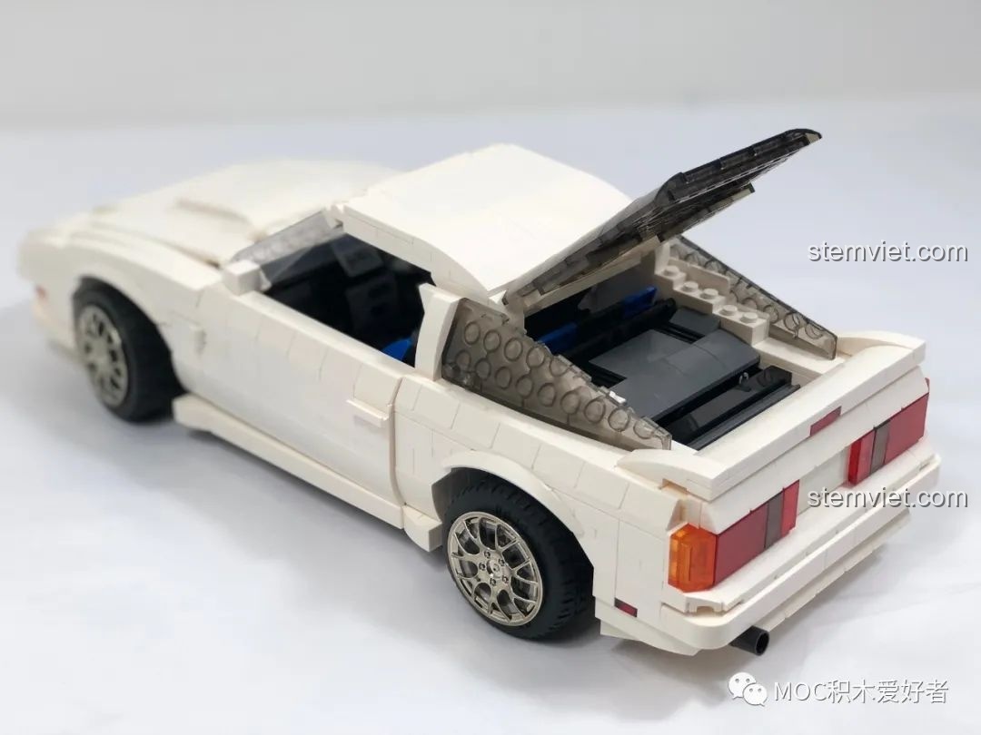 Góc nhìn ngang của mô hình CaDA C61022 Mazda RX-7 FC3S đã hoàn thiện, khoe đường nét thể thao và mâm xe.