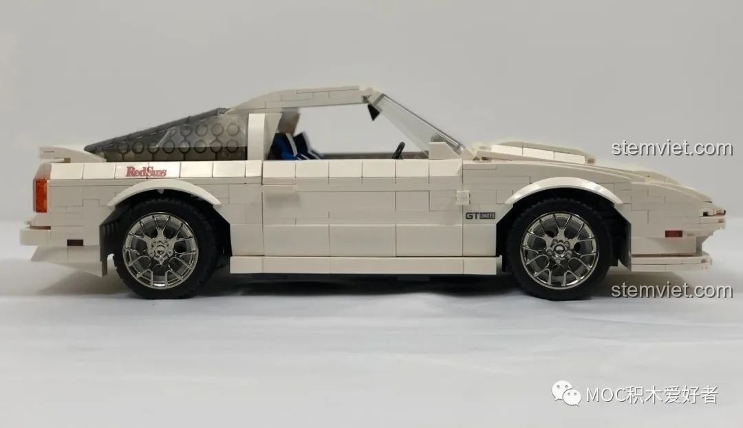 Góc nhìn từ trên xuống của mô hình CaDA C61022 Mazda RX-7 FC3S, hiển thị tổng thể thiết kế và các bộ phận có thể mở.