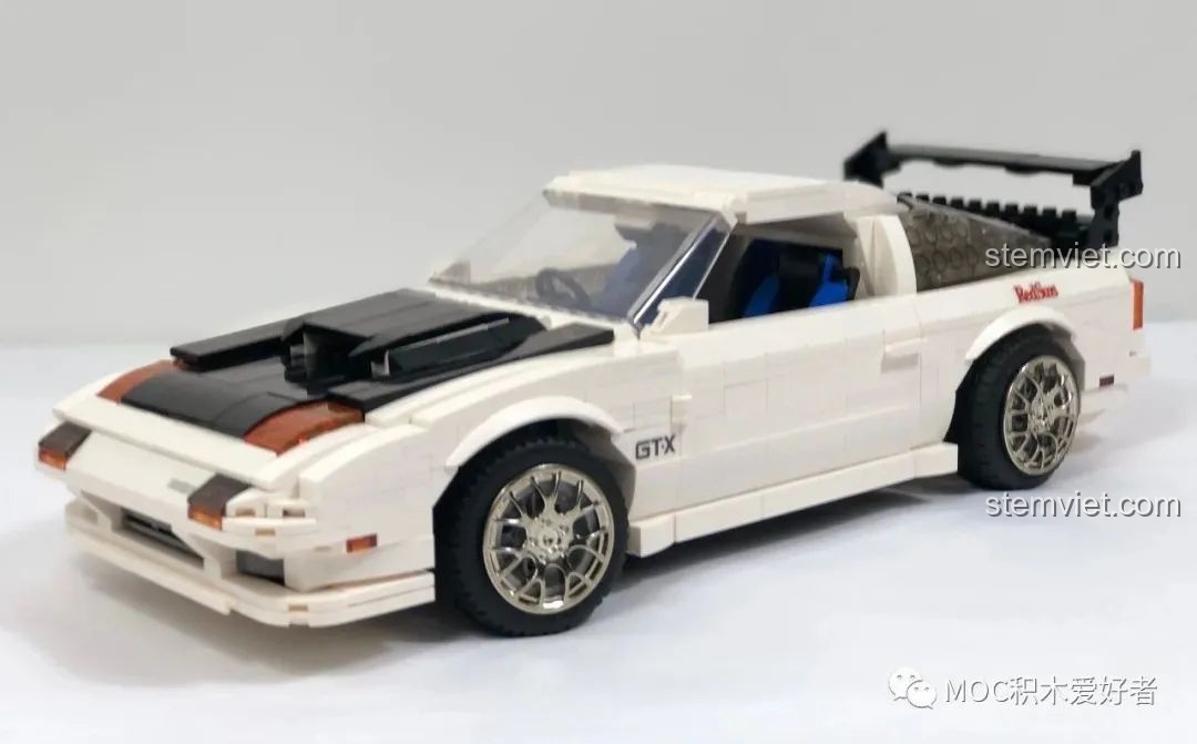 Mô hình CaDA C61022 Mazda RX-7 FC3S được đặt trên giá trưng bày, tạo hiệu ứng động như đang bay trên đường đua.