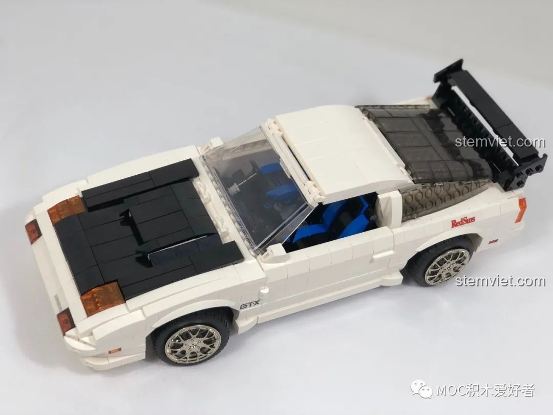 Góc nhìn ngang của mô hình CaDA C61022 Mazda RX-7 FC3S trên giá trưng bày, thể hiện sự uyển chuyển và tốc độ.