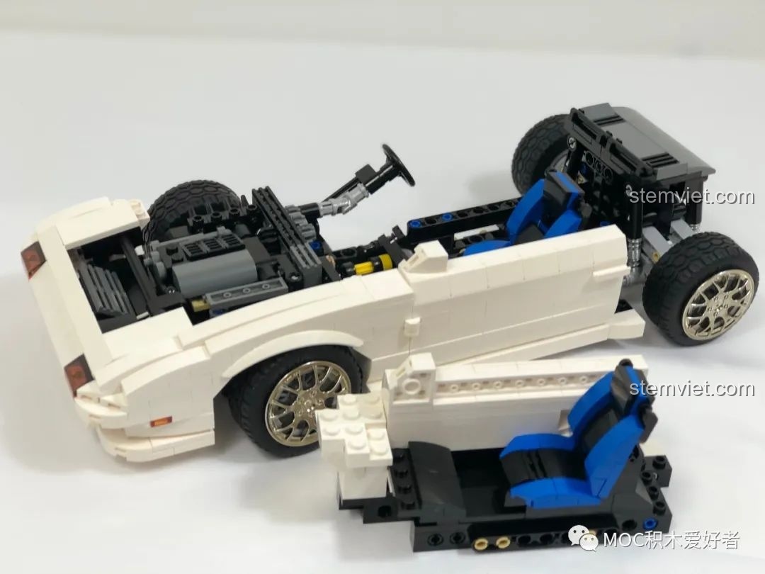 Vỏ xe phía sau của mô hình CaDA C61022 Mazda RX-7 FC3S được thiết kế dạng module, sẵn sàng để gắn vào khung xe.