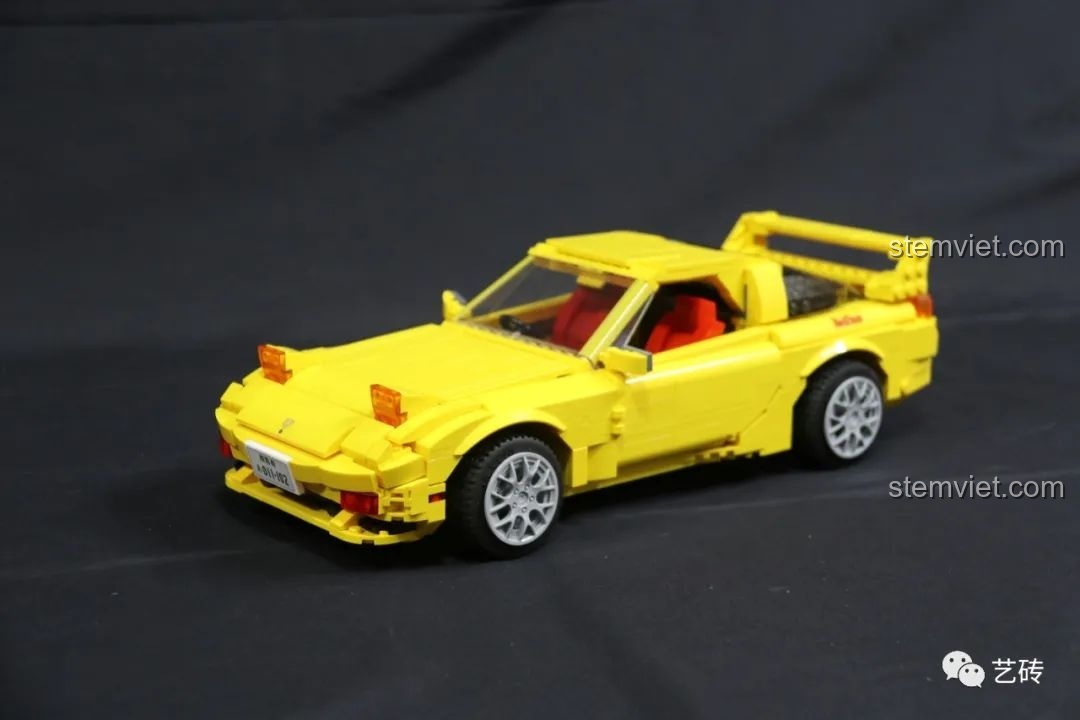 Mô hình lắp ráp CaDA C61023 Mazda RX-7 FD3S bản tiêu chuẩn màu vàng nổi bật, chi tiết đèn pop-up và mâm xe bạc.