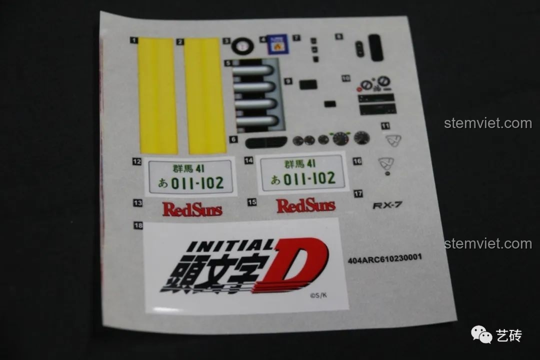 Tấm decal chất lượng cao của bộ lắp ráp CaDA C61023 Mazda RX-7 FD3S, bao gồm các chi tiết biển số, logo RedSuns và Initial D, in ấn sắc nét.