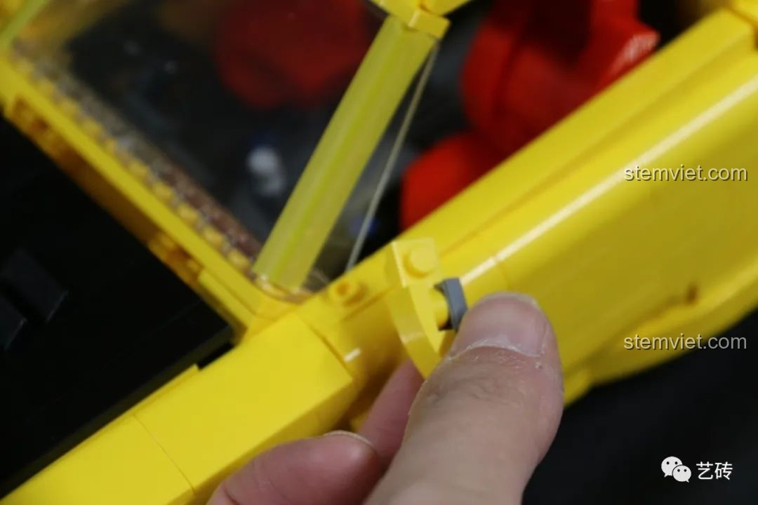 Ví dụ về độ bám yếu của một số mảnh ghép cơ bản trong bộ CaDA C61023 Mazda RX-7 FD3S, cần cải thiện để tăng độ chắc chắn của mô hình.