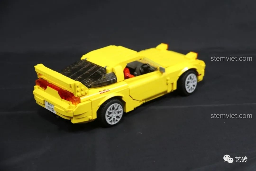 Góc nhìn phía sau của mô hình CaDA C61023 Mazda RX-7 FD3S, thể hiện chi tiết cánh gió và đèn hậu, rất chân thực.