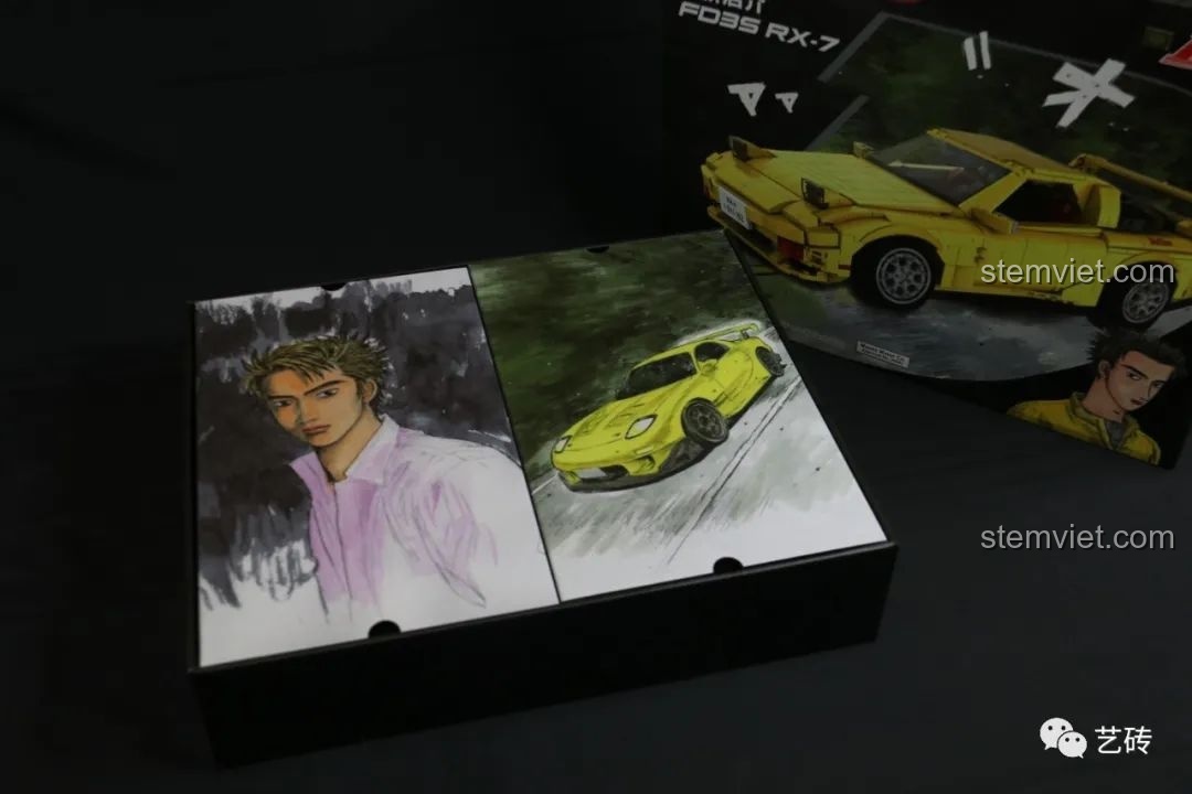 Hai hộp nhỏ bên trong bộ lắp ráp CaDA C61023 Mazda RX-7 FD3S, in hình nhân vật Takahashi Keisuke và chiếc xe từ manga Initial D, rất độc đáo.