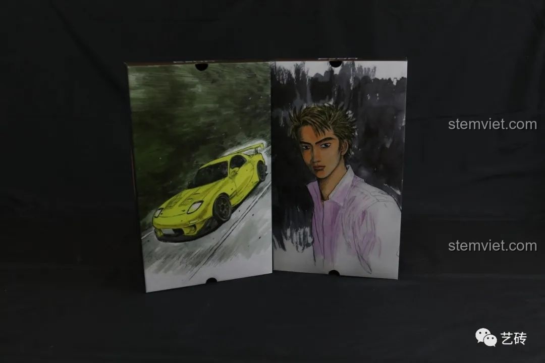 Góc nhìn khác của hai hộp nhỏ bên trong bộ lắp ráp CaDA C61023 Mazda RX-7 FD3S, với hình ảnh manga sắc nét của Takahashi Keisuke và chiếc xe.