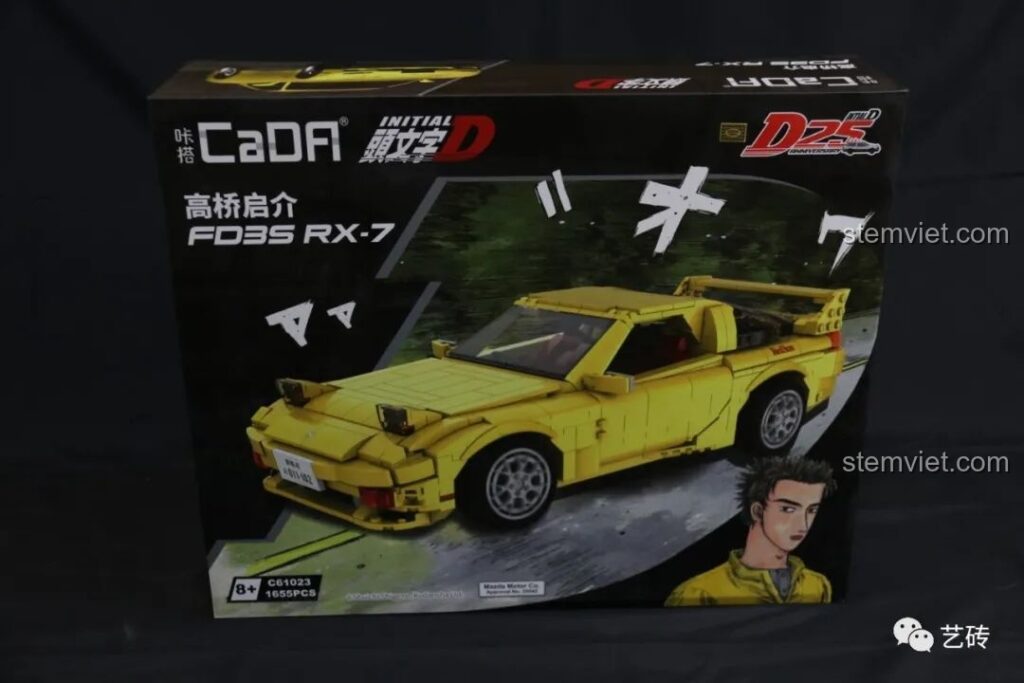Hộp bộ lắp ráp CaDA C61023 Mazda RX-7 FD3S Initial D với hình ảnh xe và nhân vật Takahashi Keisuke, thu hút mọi ánh nhìn.