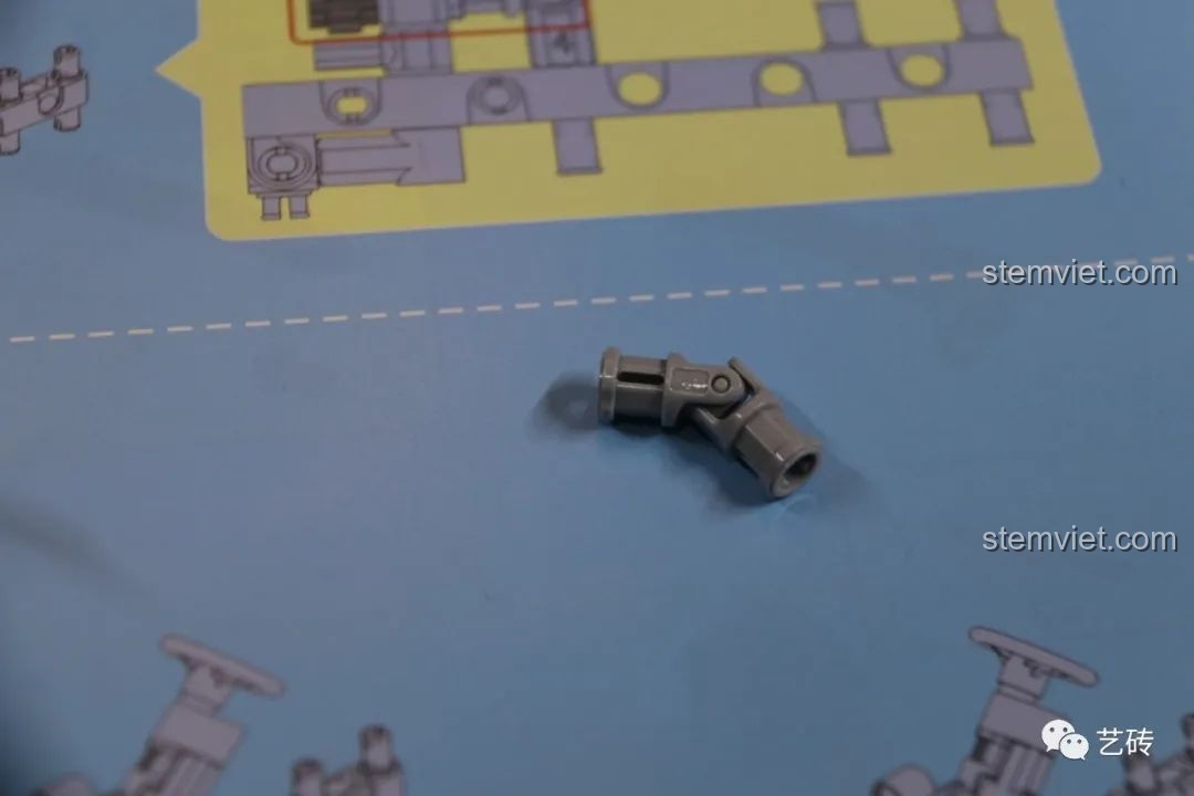 Khớp nối vạn năng của CaDA, một chi tiết công nghệ được lắp sẵn, giúp việc lắp ráp bộ CaDA C61023 Mazda RX-7 FD3S dễ dàng hơn.