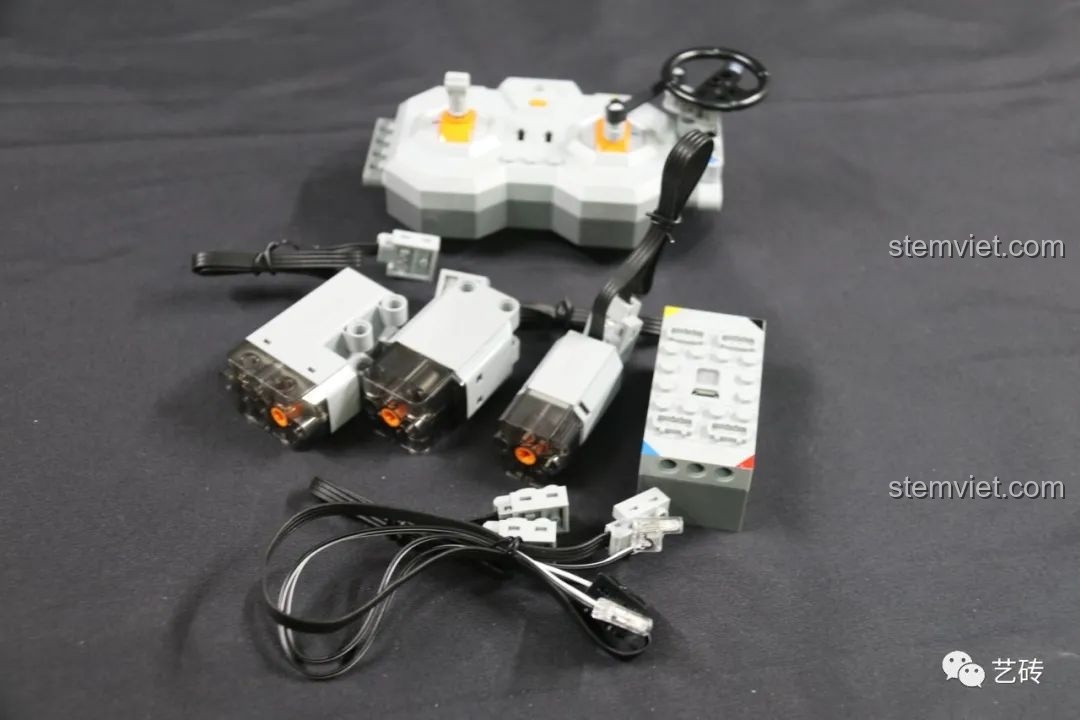 Các linh kiện điện tử của bộ CaDA Pro Power System, bao gồm động cơ, pin và điều khiển, cho phép mô hình CaDA C61023 Mazda RX-7 FD3S hoạt động mượt mà.