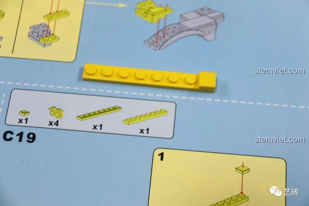 Cận cảnh một trang hướng dẫn lắp ráp của bộ CaDA C61023 Mazda RX-7 FD3S, hiển thị chi tiết các mảnh ghép và cách lắp đặt, giúp người chơi dễ dàng hình dung.