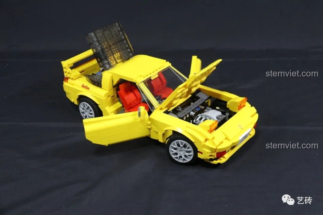 Mô hình CaDA C61023 Mazda RX-7 FD3S với cửa, nắp capo và cốp sau mở ra, để lộ nội thất chi tiết và khoang động cơ bên trong, tăng tính tương tác.