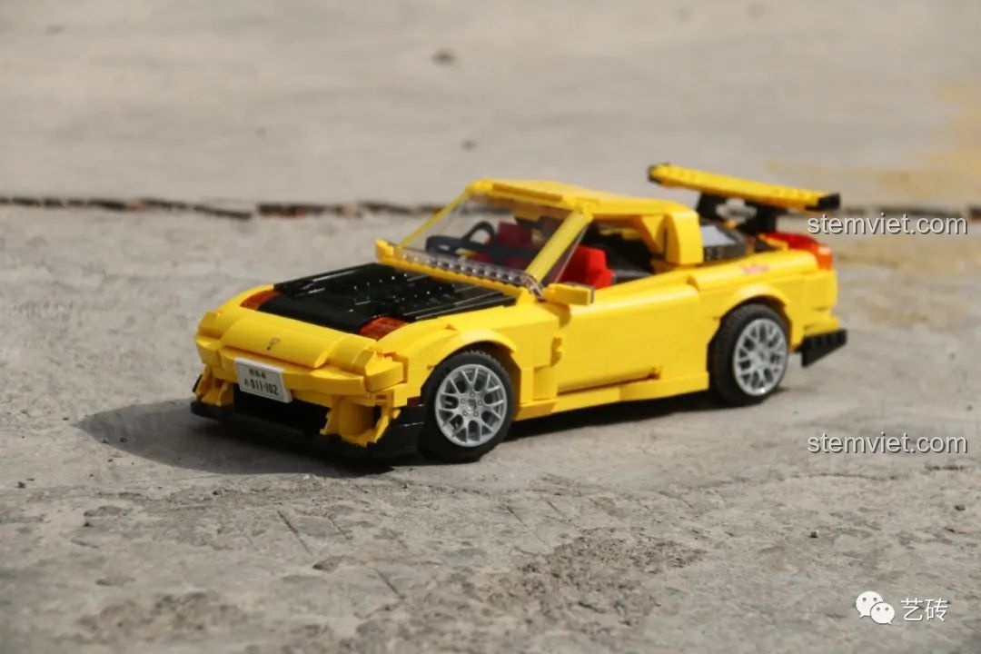 Góc nhìn khác của mô hình CaDA C61023 Mazda RX-7 FD3S phiên bản Project D, thể hiện rõ các chi tiết độ xe và sự hầm hố của mô hình.