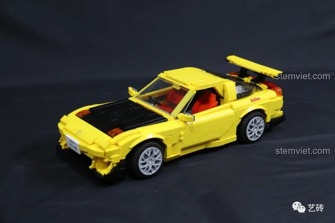 Mô hình lắp ráp CaDA C61023 Mazda RX-7 FD3S phiên bản Project D với nắp capo đen và bodykit hầm hố, sẵn sàng cho đường đua.