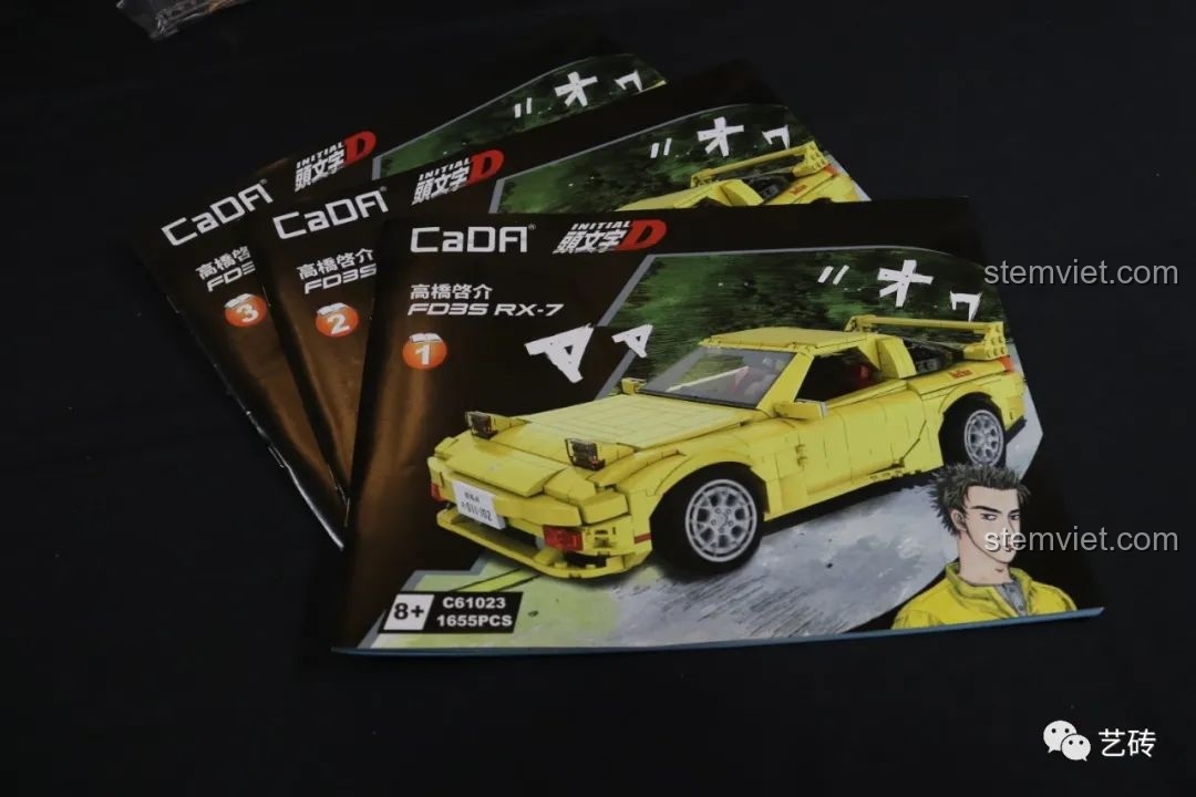 Bộ sách hướng dẫn lắp ráp CaDA C61023 Mazda RX-7 FD3S gồm ba cuốn dày dặn, in màu sắc nét và chi tiết từng bước, rất dễ theo dõi.