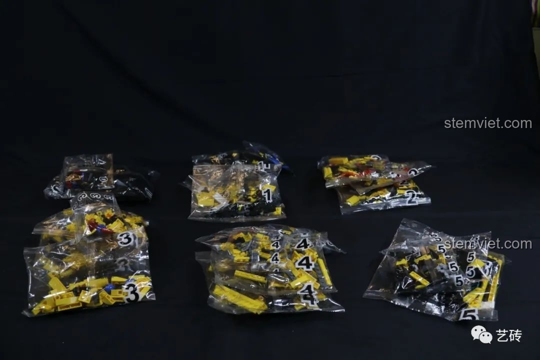 Các túi linh kiện của bộ lắp ráp CaDA C61023 Mazda RX-7 FD3S được đánh số thứ tự rõ ràng, giúp người chơi dễ dàng tìm kiếm và lắp ráp.