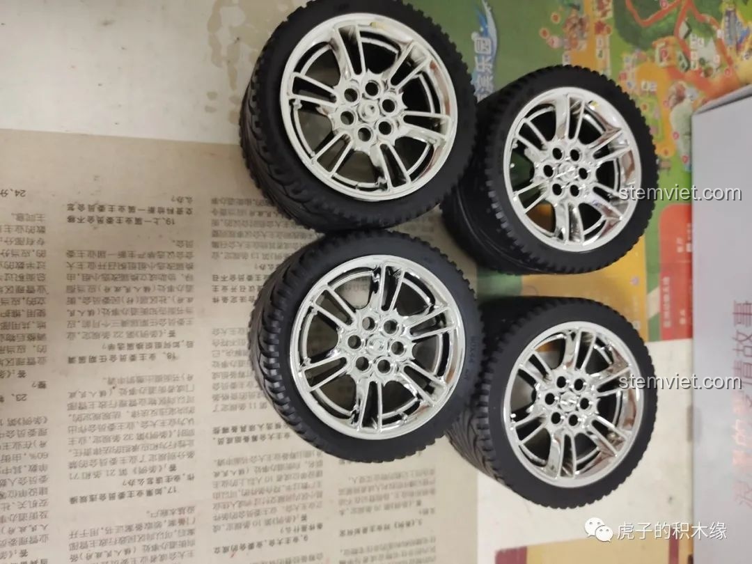 Bốn bánh xe của mô hình CaDA C61042 Ferrari 488 với vành mạ chrome và lốp cao su.