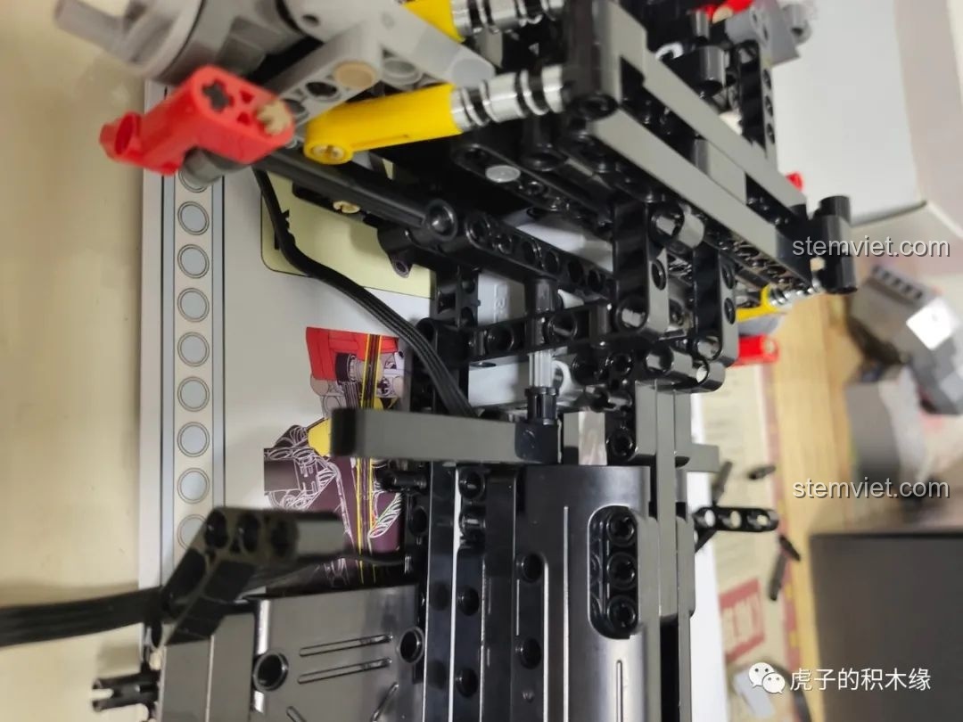 Buồng lái của mô hình CaDA C61042 Ferrari 488 với vô lăng, cần số và bàn đạp ga/phanh.