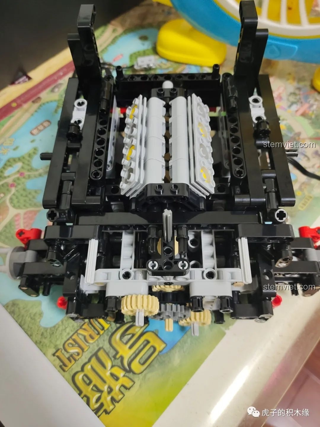 Động cơ V8 của mô hình CaDA C61042 Ferrari 488 đã hoàn thành.