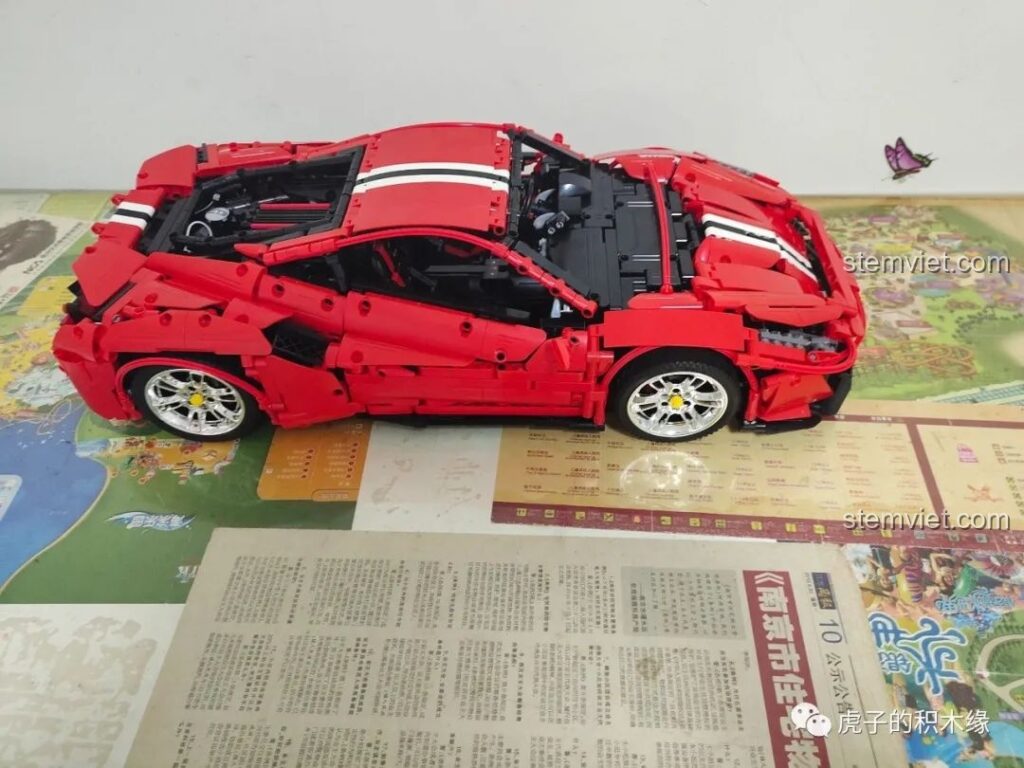 Mô hình lắp ráp CaDA C61042 Ferrari 488 hoàn chỉnh màu đỏ rực rỡ, sẵn sàng trưng bày và điều khiển.