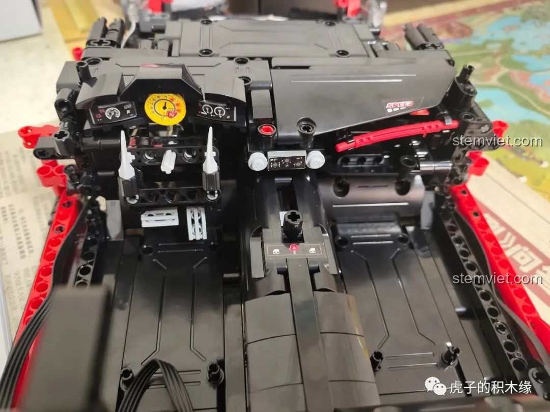 Mô hình lắp ráp CaDA C61042 Ferrari 488 hoàn chỉnh màu đỏ rực rỡ, sẵn sàng trưng bày và điều khiển.