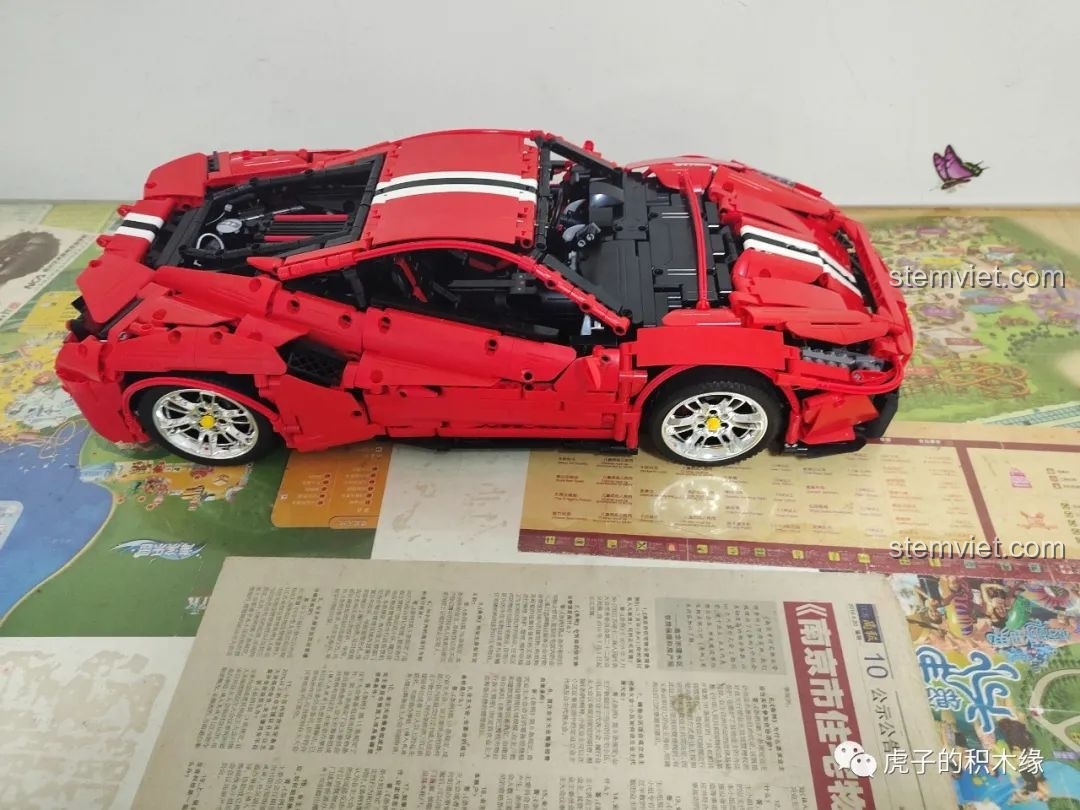 Mô hình lắp ráp CaDA C61042 Ferrari 488 hoàn chỉnh nhìn từ phía bên.