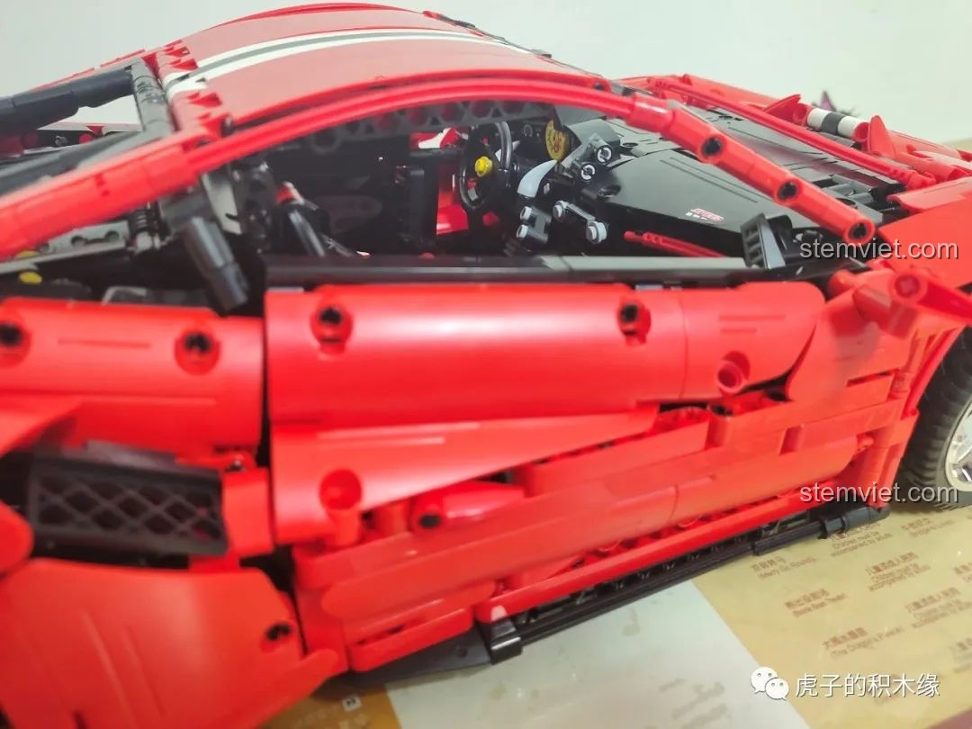 Mô hình lắp ráp CaDA C61042 Ferrari 488 hoàn chỉnh nhìn từ góc nghiêng.