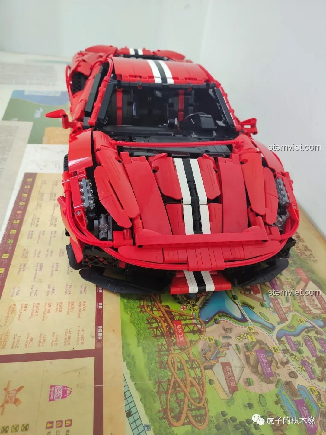 Mô hình lắp ráp CaDA C61042 Ferrari 488 hoàn chỉnh nhìn từ phía sau.