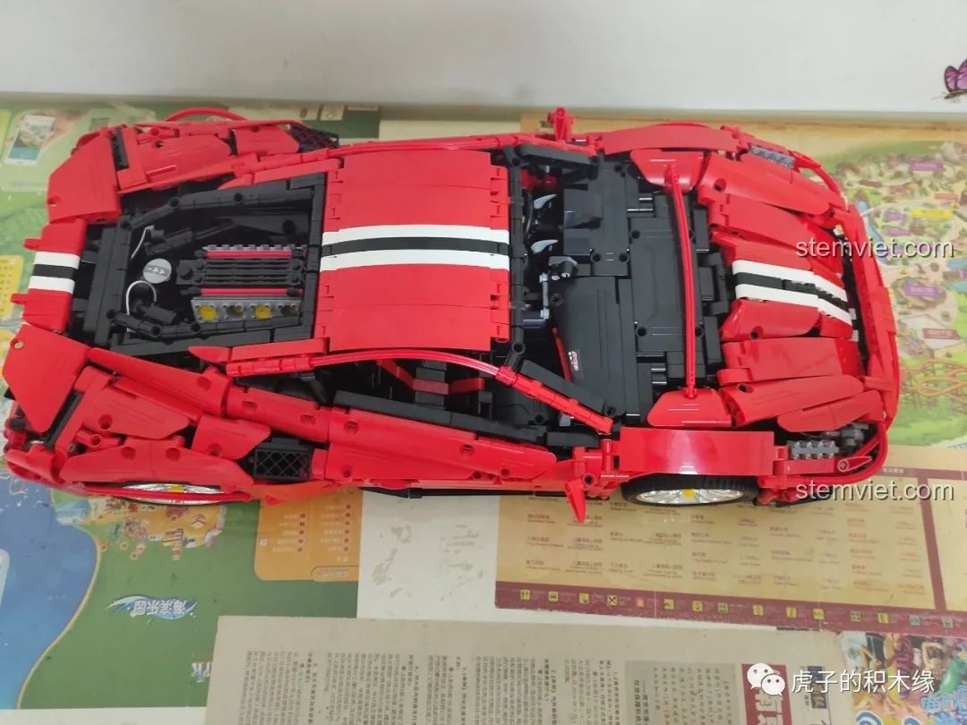 Mô hình lắp ráp CaDA C61042 Ferrari 488 hoàn chỉnh nhìn từ phía trước.