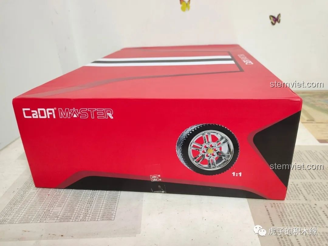 Mặt bên hộp sản phẩm CaDA C61042 Ferrari 488 với hình ảnh bánh xe mạ chrome.