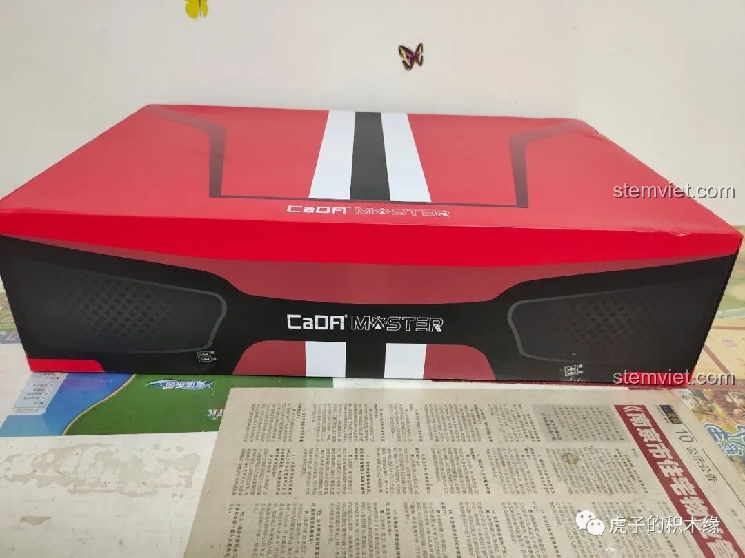 Góc nhìn nghiêng của hộp sản phẩm CaDA Master C61042 Ferrari 488.