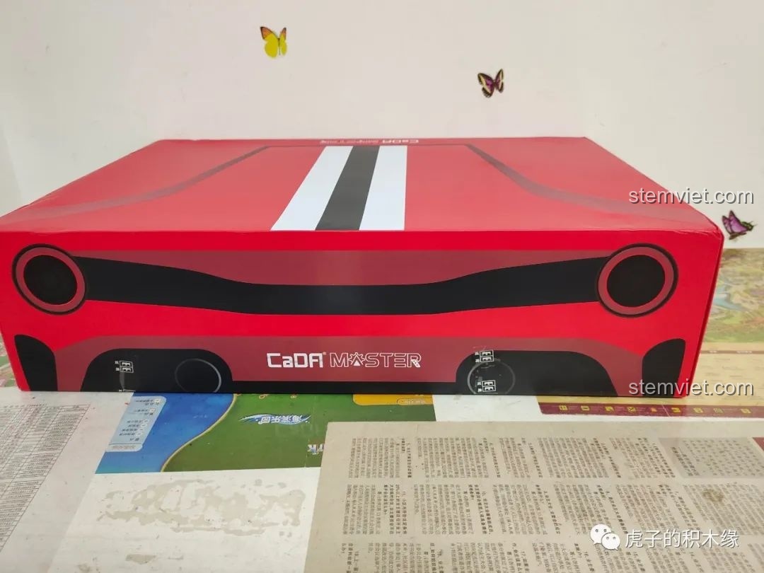 Mặt trước hộp sản phẩm CaDA C61042 Ferrari 488 với logo CaDA Master và chi tiết đèn xe.