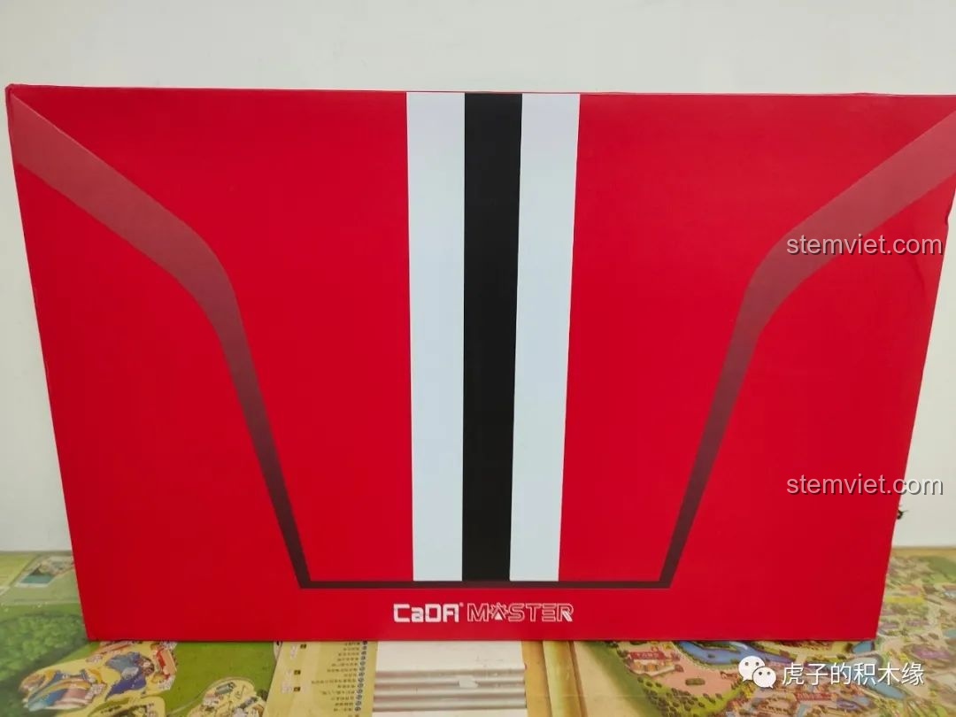 Mặt trước hộp sản phẩm CaDA Master C61042 Ferrari 488 màu đỏ với sọc trắng đen.