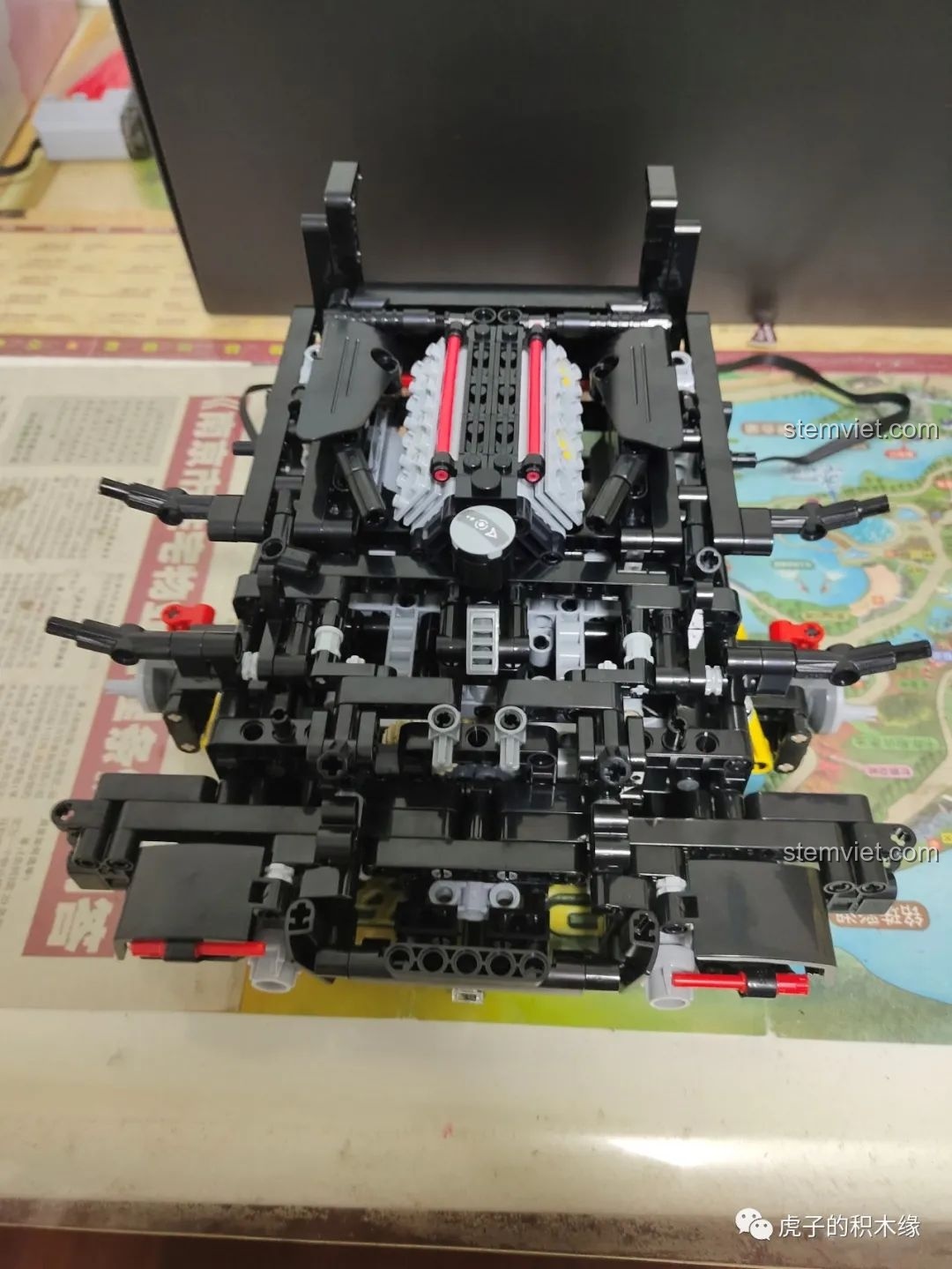 Khung xe và động cơ V8 của mô hình CaDA C61042 Ferrari 488 đã được kết nối.