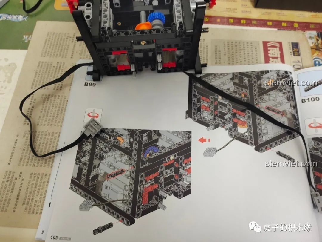 Động cơ V8 của mô hình CaDA C61042 Ferrari 488 đang được lắp ráp.