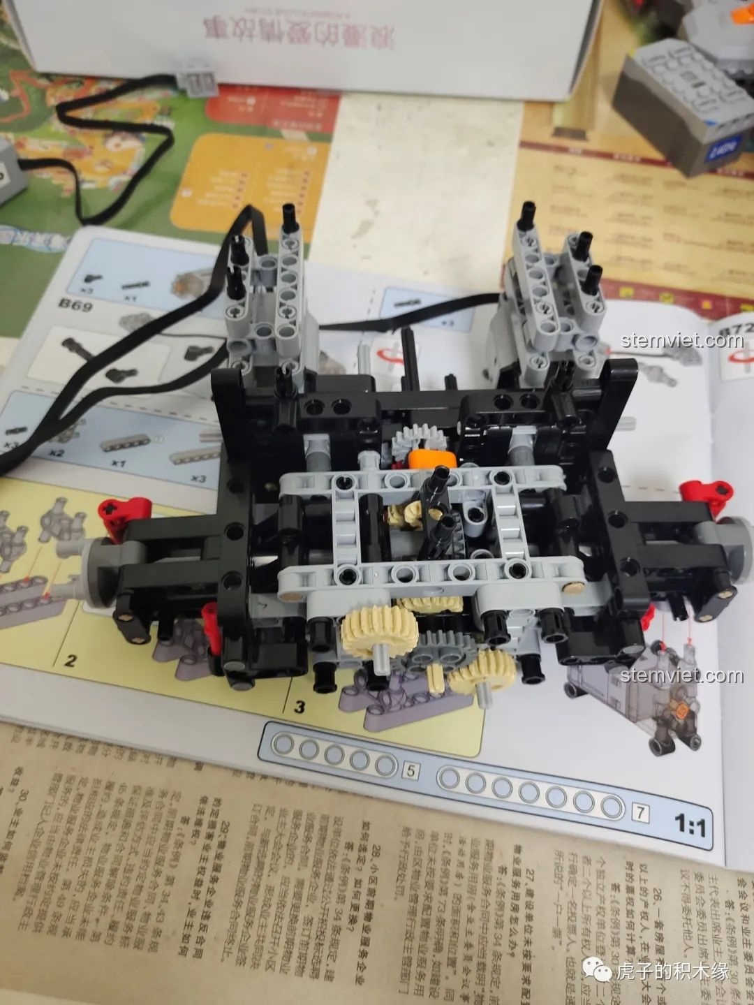 Hộp số 4 cấp của mô hình CaDA C61042 Ferrari 488 đã hoàn thành.