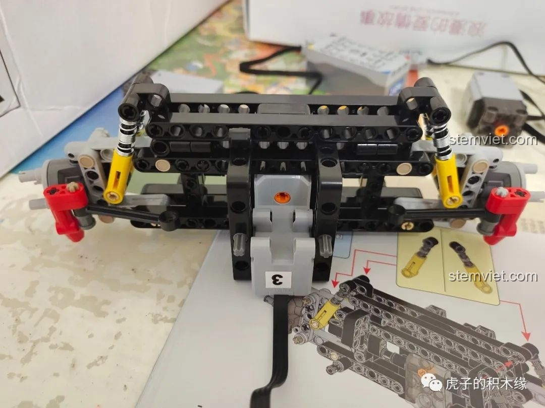 Hệ thống treo của mô hình CaDA C61042 Ferrari 488 đang được lắp ráp.