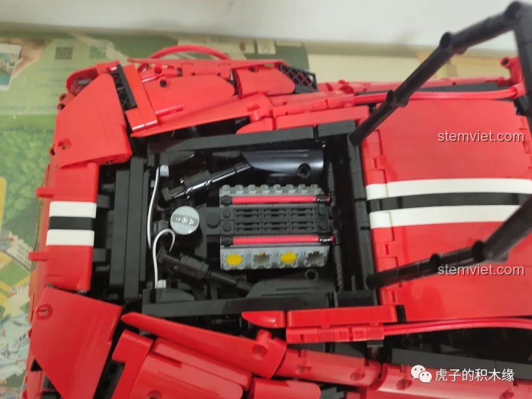 Mô hình lắp ráp CaDA C61042 Ferrari 488 với cửa và nắp capo mở, lộ động cơ và nội thất chi tiết.