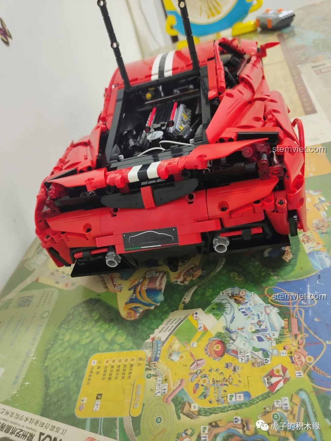 Mô hình lắp ráp CaDA C61042 Ferrari 488 với cửa và nắp capo mở, lộ động cơ và nội thất chi tiết.