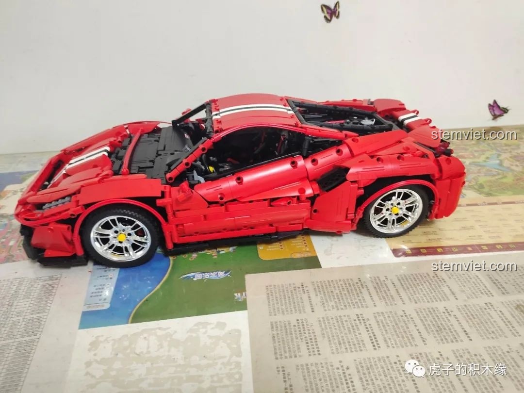 Mô hình lắp ráp CaDA C61042 Ferrari 488 với cửa và nắp capo mở, lộ động cơ và nội thất chi tiết.