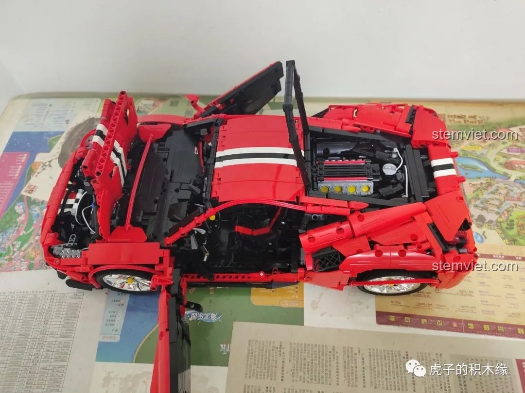 Mô hình lắp ráp CaDA C61042 Ferrari 488 với cửa và nắp capo mở, lộ động cơ và nội thất chi tiết.