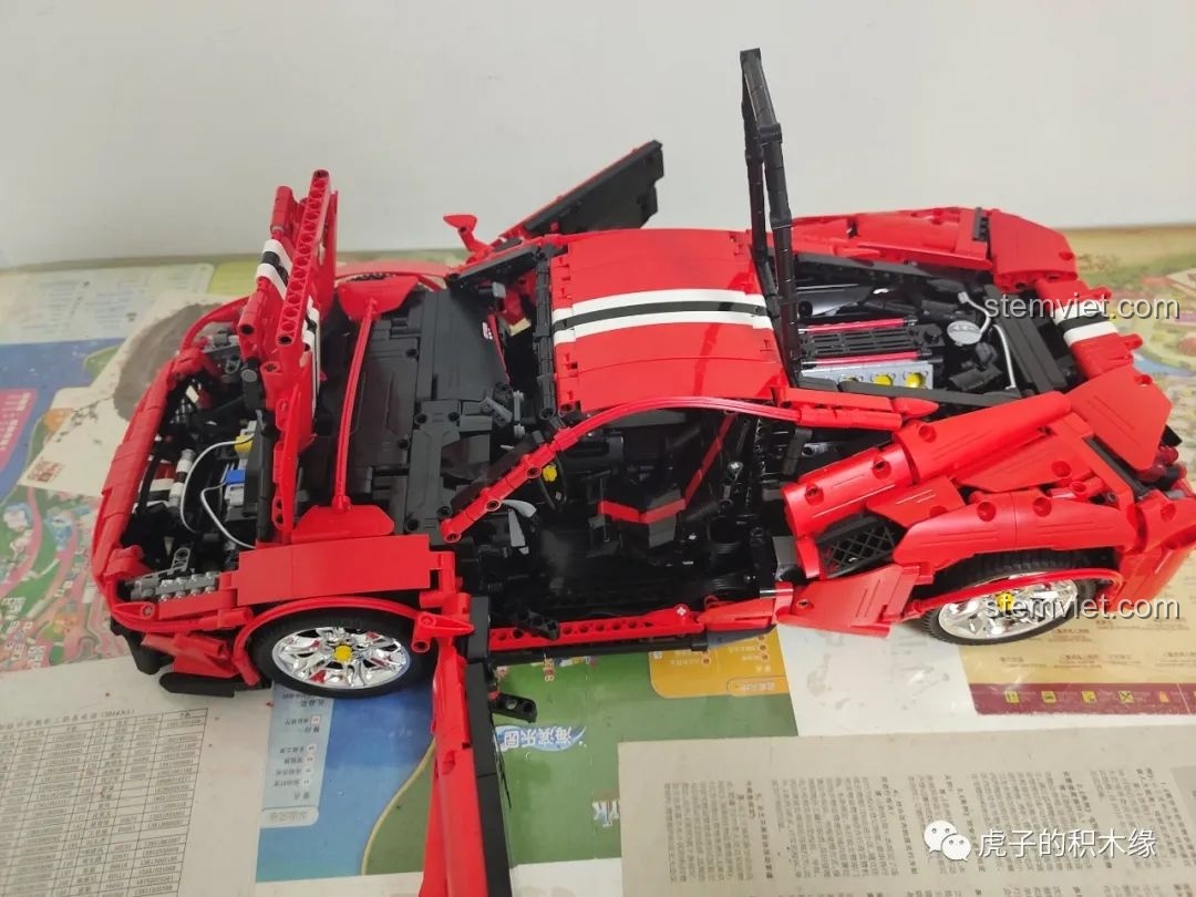 Mô hình lắp ráp CaDA C61042 Ferrari 488 với cửa và nắp capo mở, lộ động cơ và nội thất chi tiết.