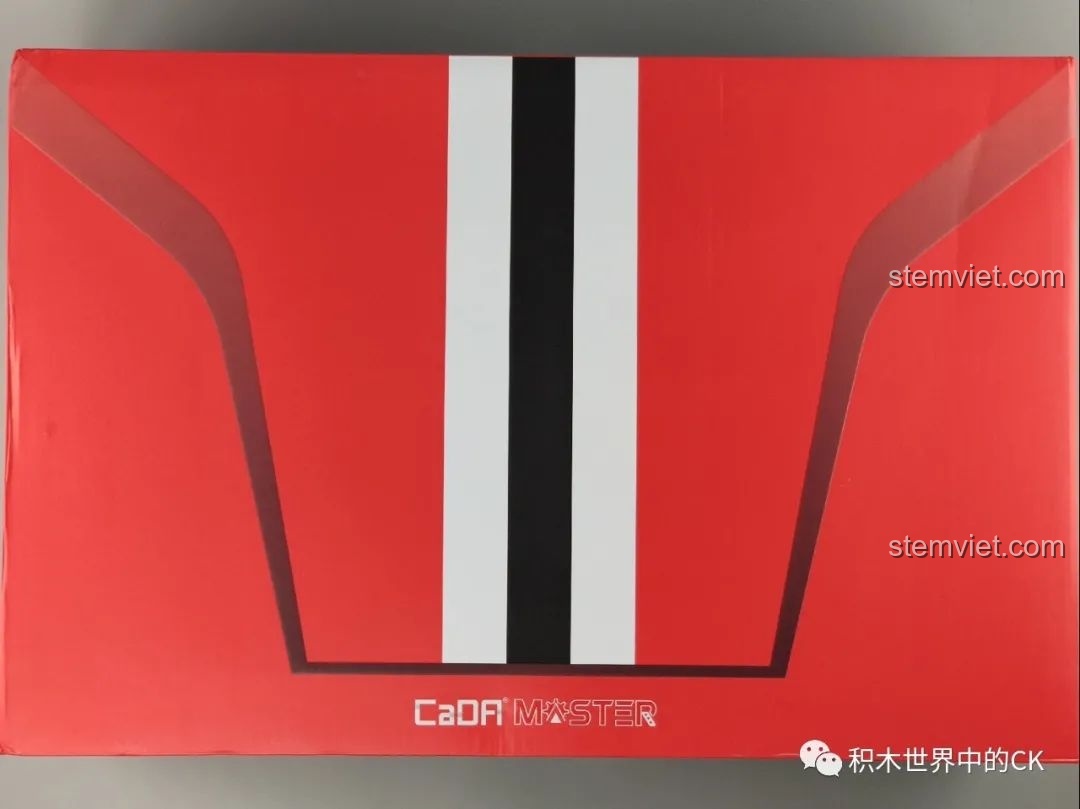 Mặt trên của hộp đồ chơi CaDA Master màu đỏ với sọc đen trắng, chứa bộ lắp ráp CaDA C61042 Ferrari 488.