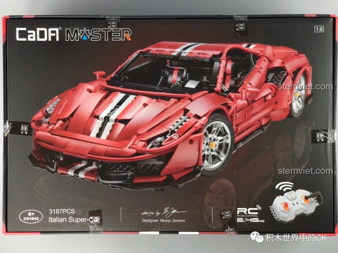 Hộp đồ chơi CaDA C61042 Siêu Xe Ferrari 488 tỉ lệ 1:8, hiển thị mô hình xe màu đỏ và bộ điều khiển từ xa.