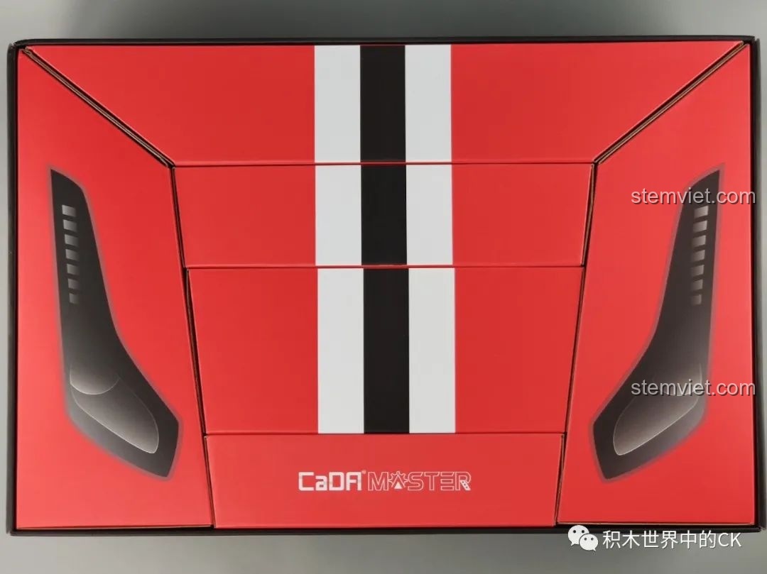 Mặt sau của hộp đồ chơi CaDA C61042 Ferrari 488, với các chi tiết thiết kế đèn xe và logo CaDA Master.